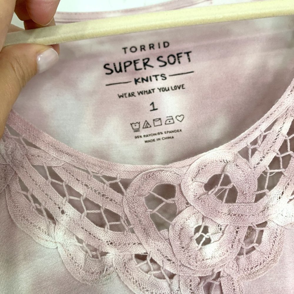 TORRID Super Soft V-Neck Crochet Insert Sharkbite Hem Tie Dye Tank Sz 1‎ - Picture 8 of 10